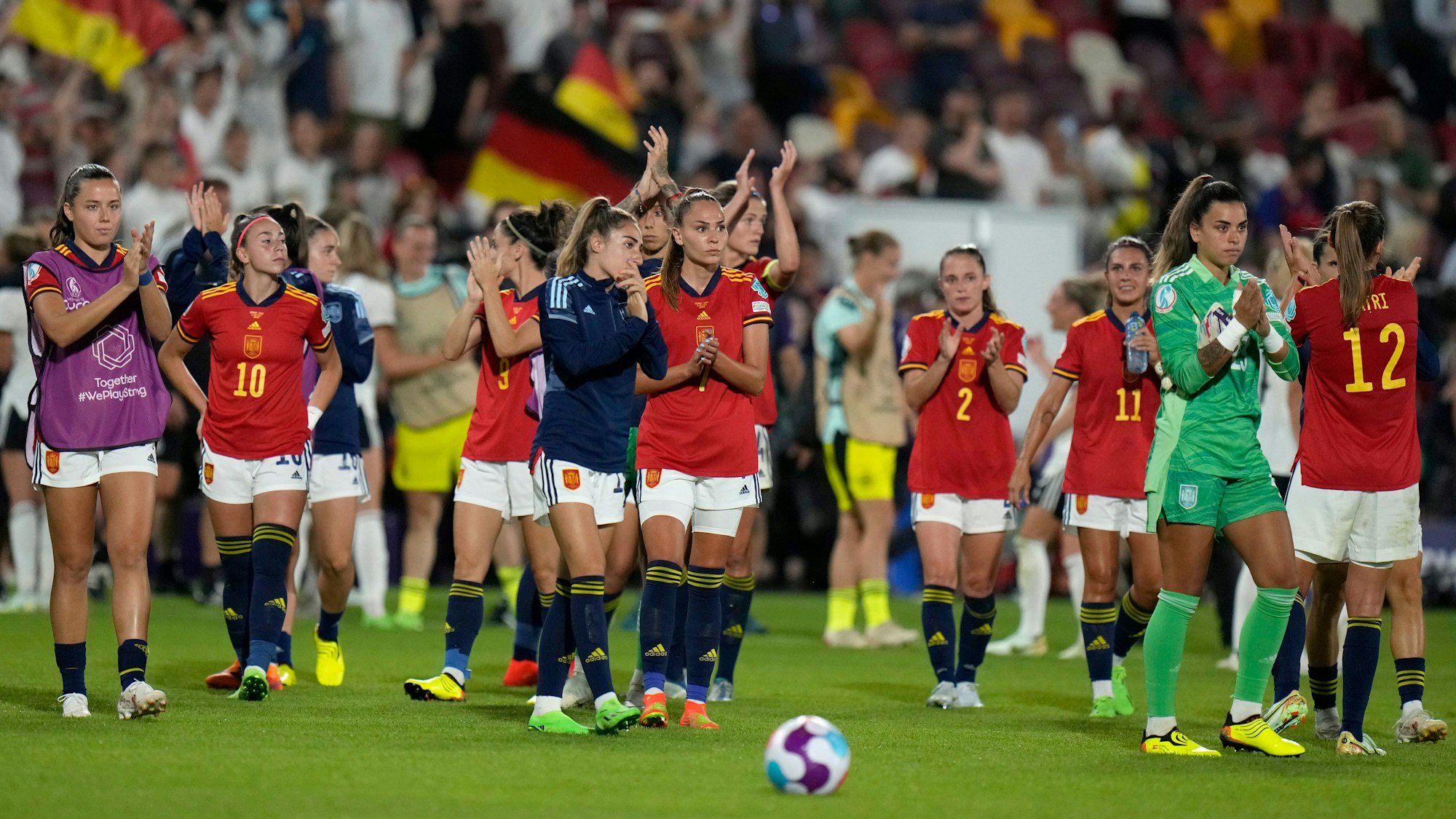 Spaniens Spielerinnen applaudieren nach dem Spiel gegen Deutschland.