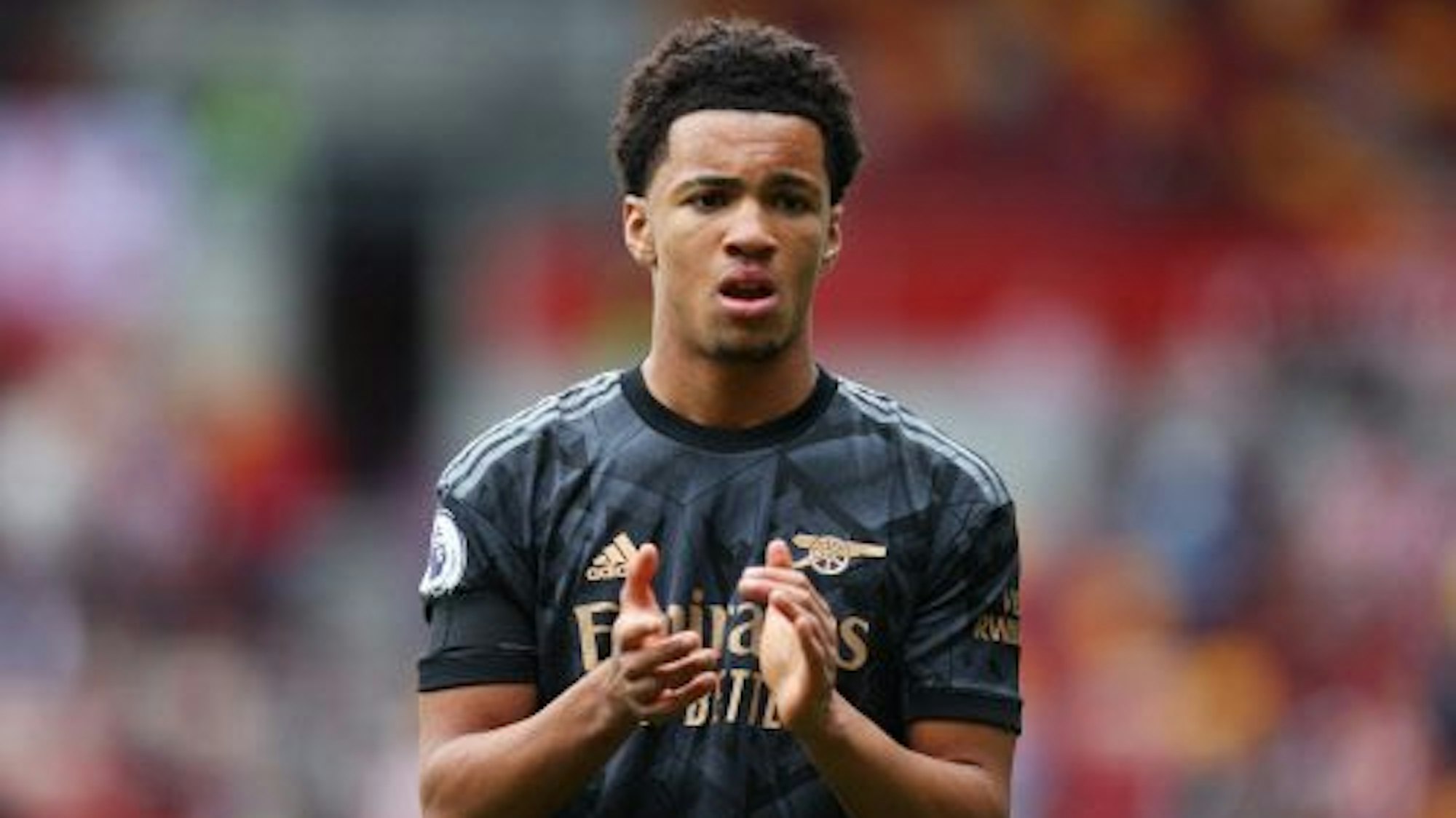 Ethan Nwaneri im Trikot des FC Arsenal klatscht in der Premier League in die Hände.