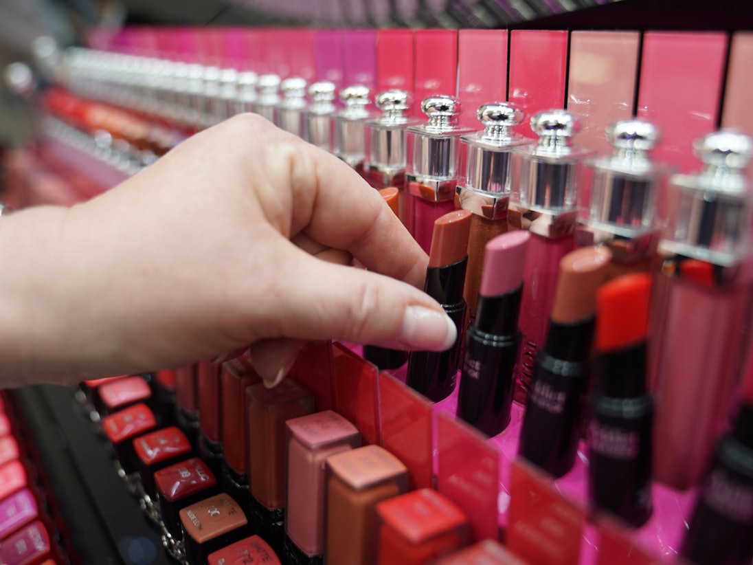 Eine Kundin schaut sich in unserem Symbolbild Kosmetikprodukte an: Eine bekannte Kosmetik-Marke ruft mehrere Chargen ihrer Artikel zurück, weil eine kritische Keimbelastung festgestellt worden ist.