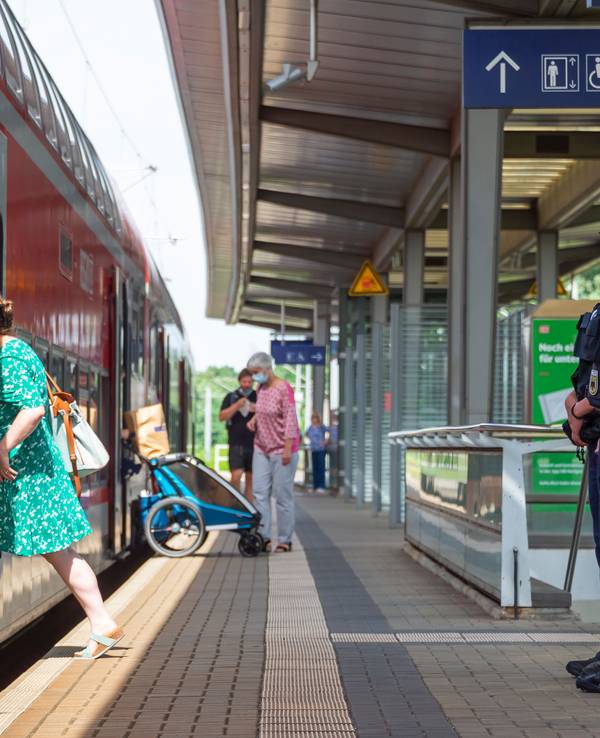 Eine Streife der Bundespolizei auf dem Bahnsteig des DB-Haltepunktes Dresden-Reick.