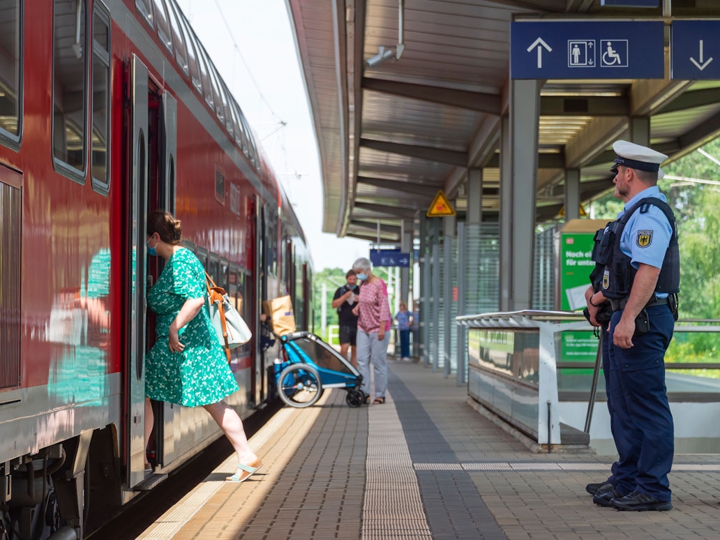 Eine Streife der Bundespolizei auf dem Bahnsteig des DB-Haltepunktes Dresden-Reick.