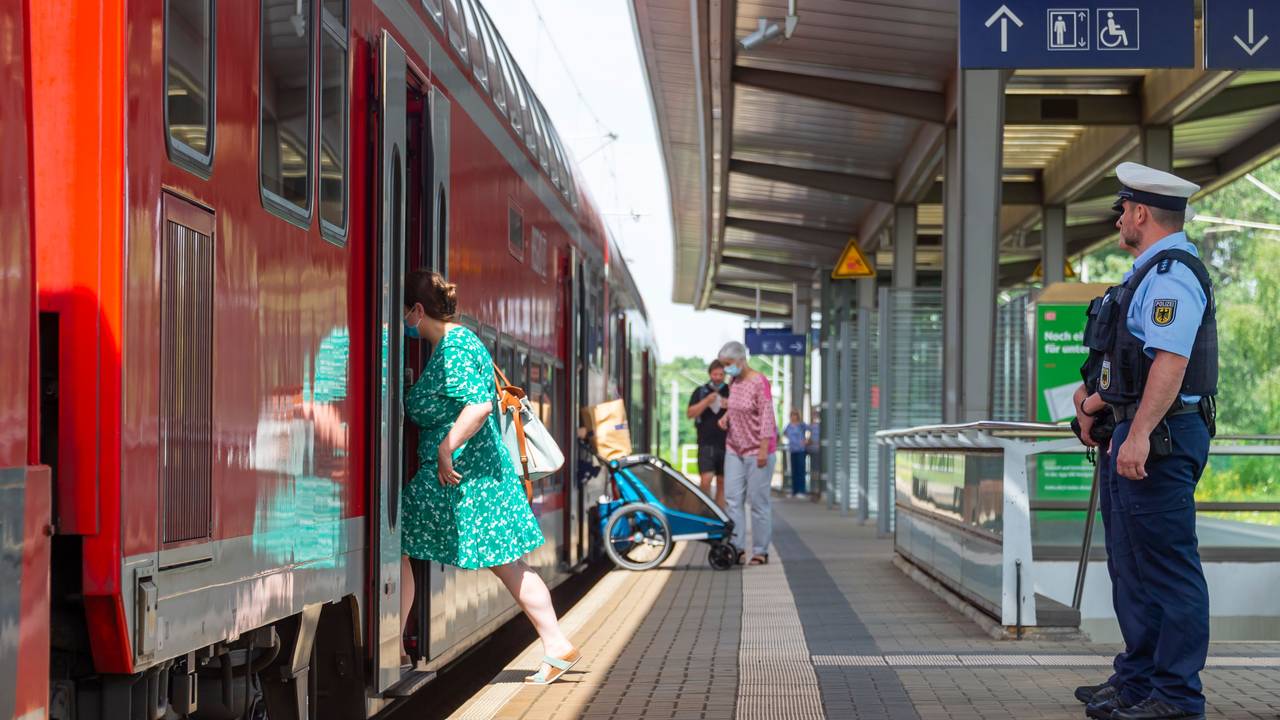 Eine Streife der Bundespolizei auf dem Bahnsteig des DB-Haltepunktes Dresden-Reick.