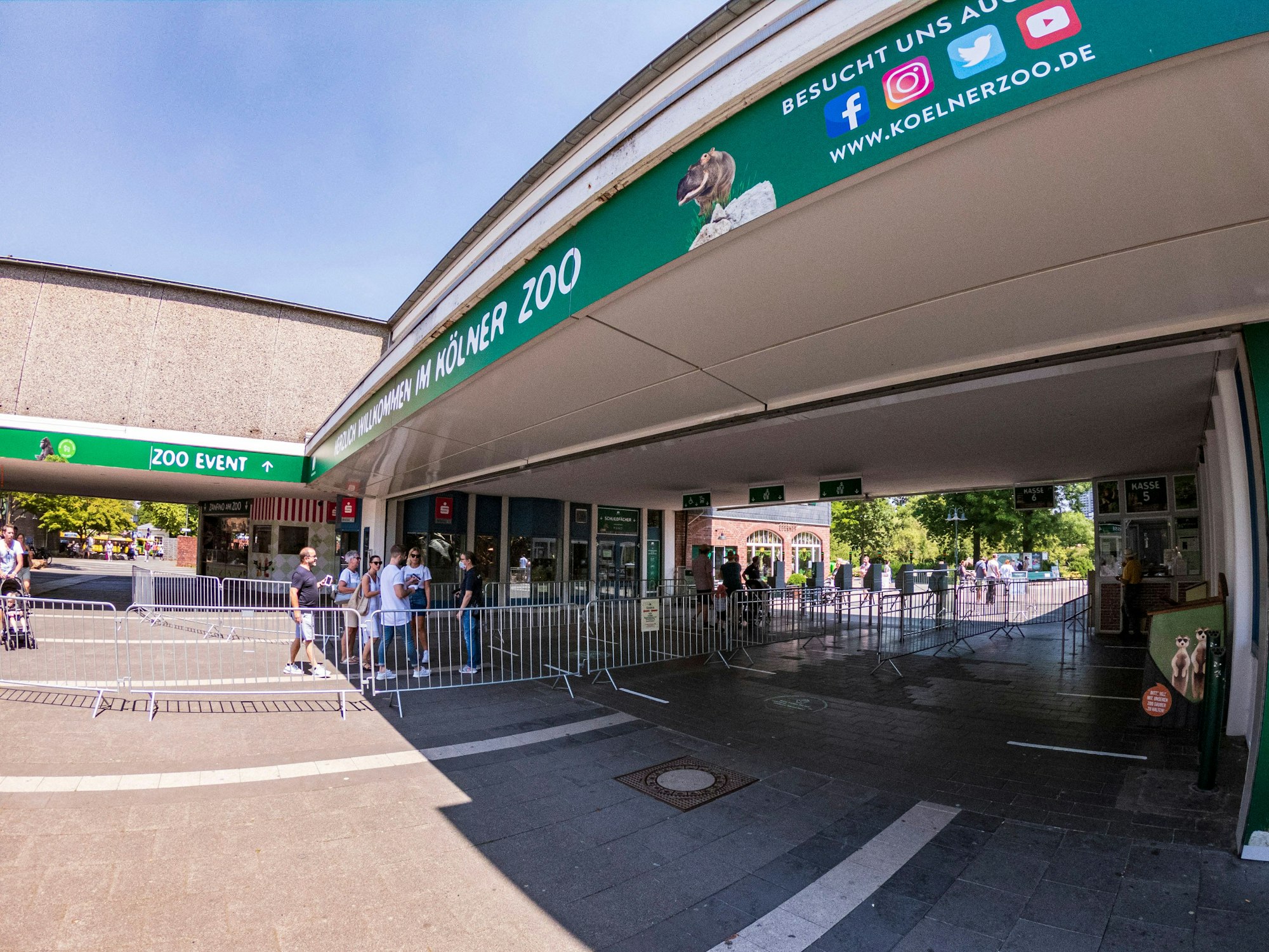 Menschen stehen vor dem Eingang des Kölner Zoos.
