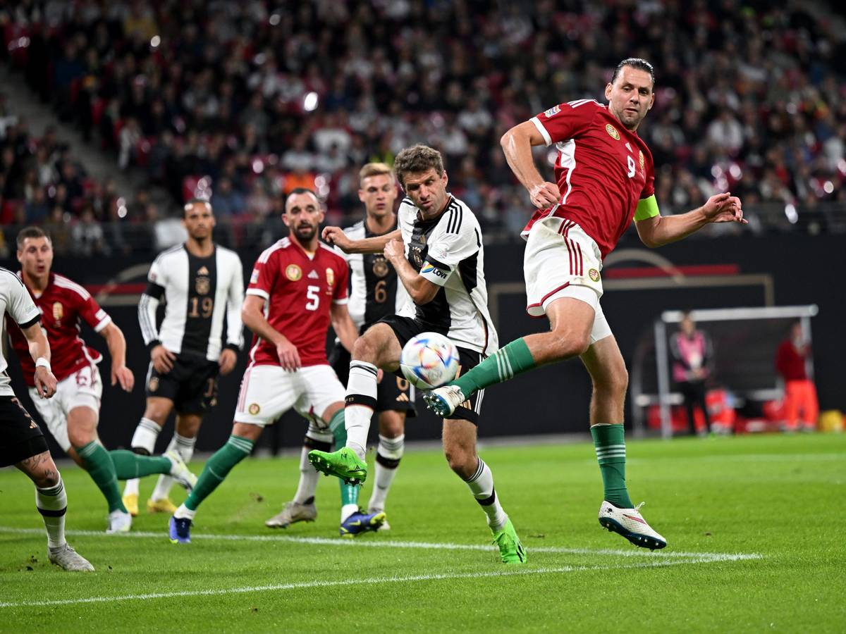 Adam Szalai von Ungarn (r) erzielt das Tor zum 0:1.