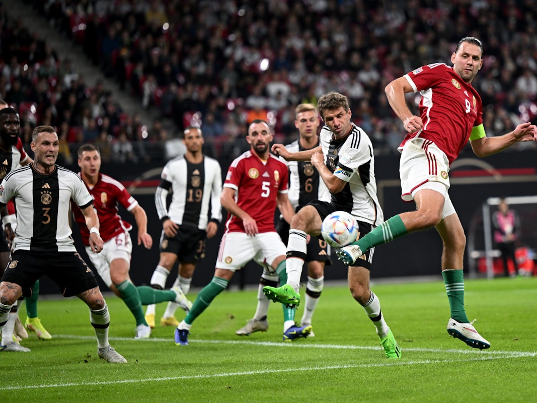 Adam Szalai von Ungarn (r) erzielt das Tor zum 0:1.