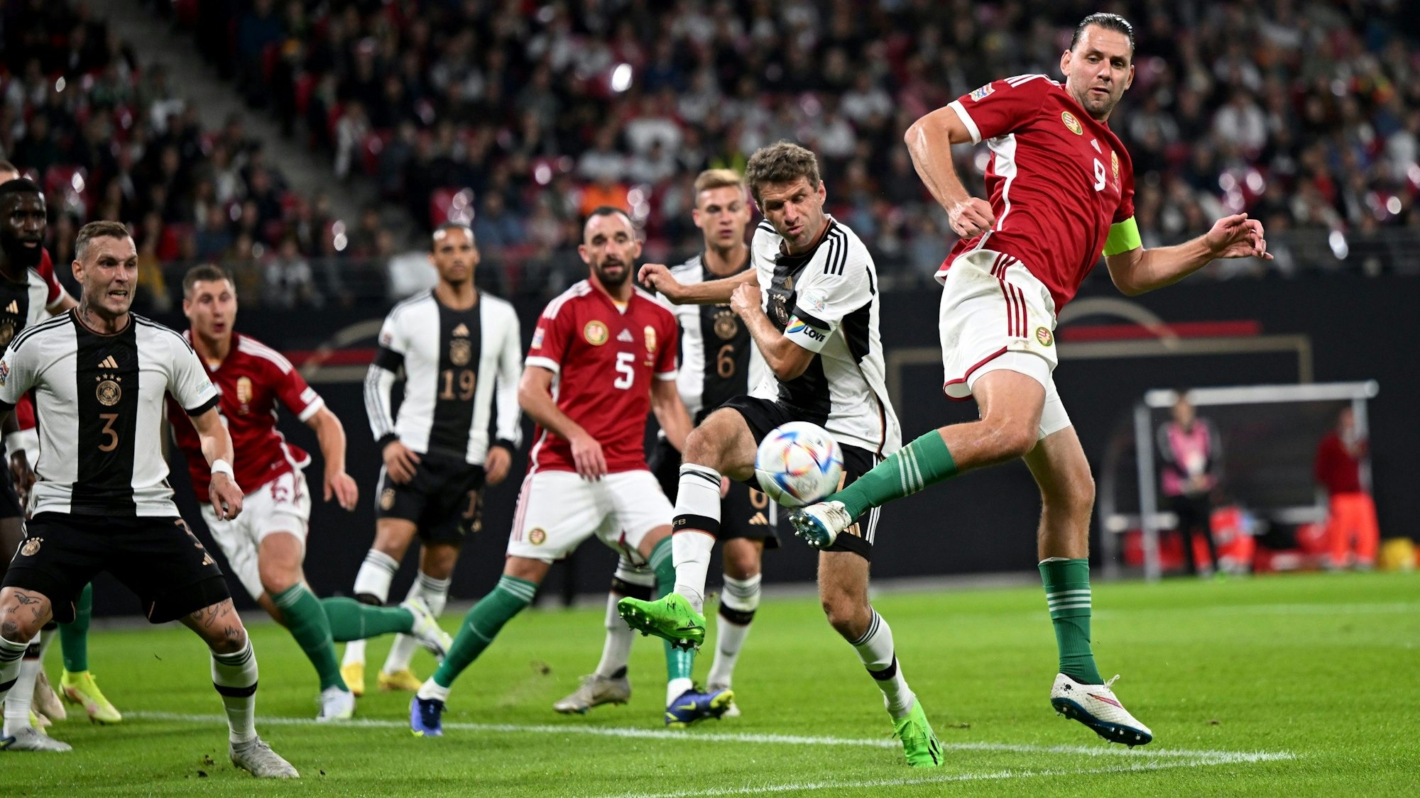 Adam Szalai von Ungarn (r) erzielt das Tor zum 0:1.