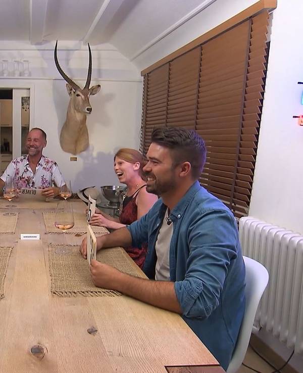Johanna, Alexander, Gastgeber Oliver, Sandra und Lars sitzen bei „Das perfekte Dinner“ am Tisch.