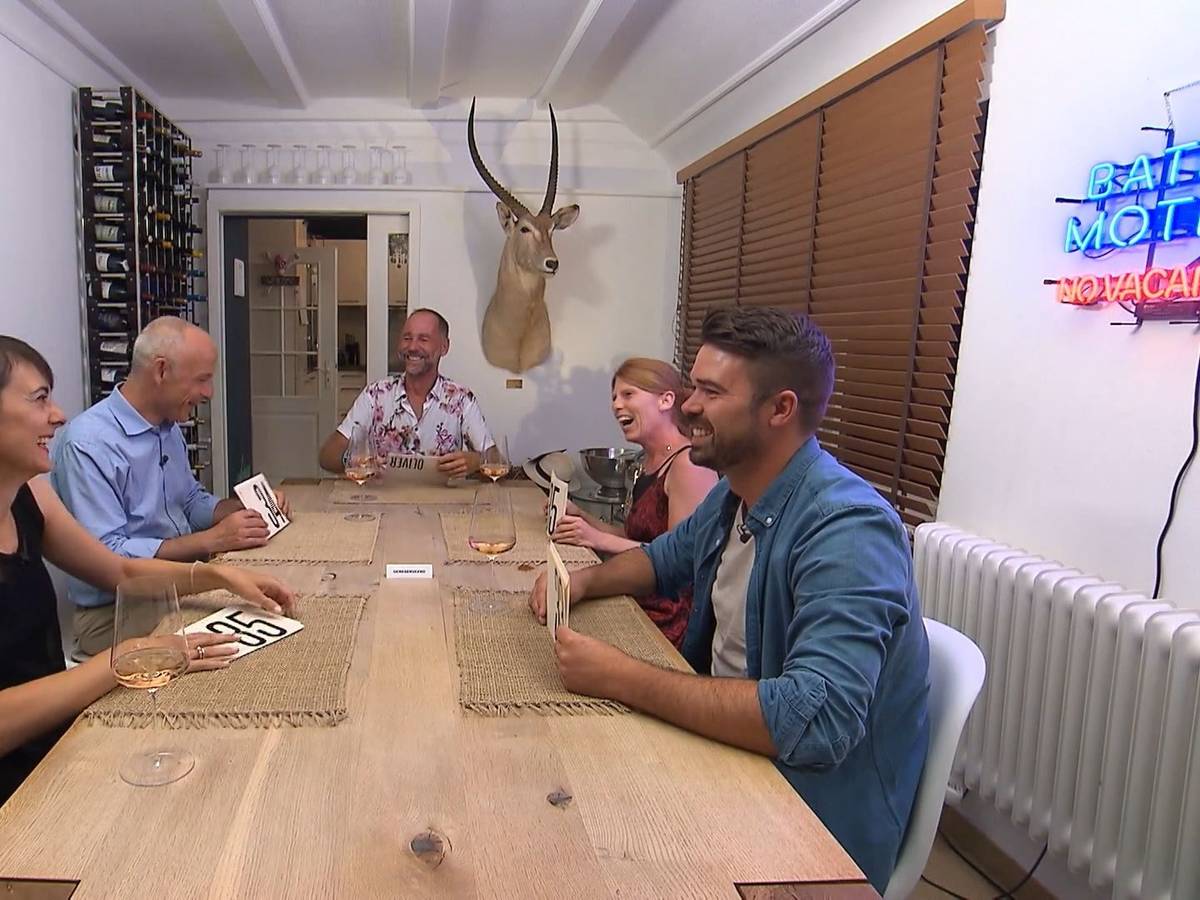 Johanna, Alexander, Gastgeber Oliver, Sandra und Lars sitzen bei „Das perfekte Dinner“ am Tisch.