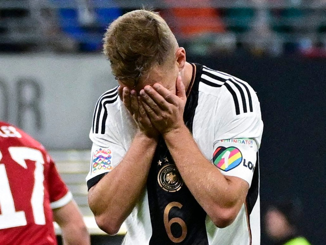 Joshua Kimmich schlägt die Hände enttäuscht vor das Gesicht.