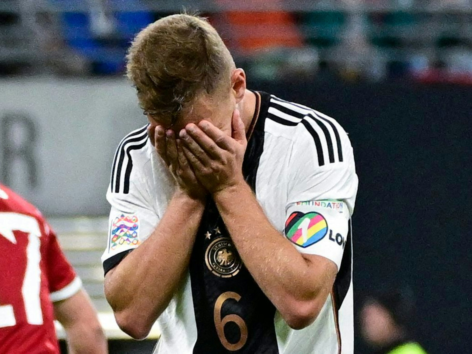 Joshua Kimmich schlägt die Hände enttäuscht vor das Gesicht.