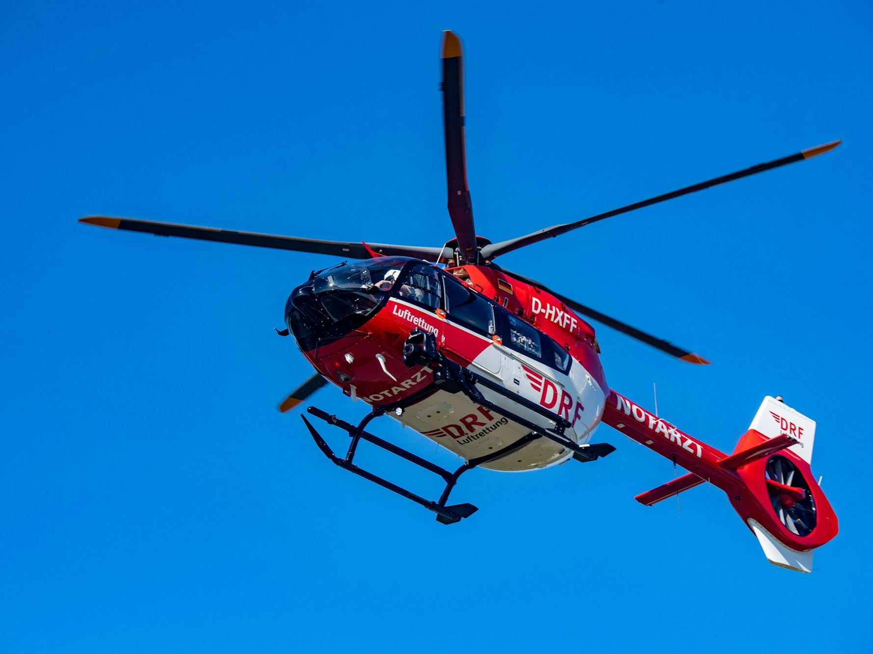 Das Symbolbild zeigt einen roten Rettungshubschrauber.