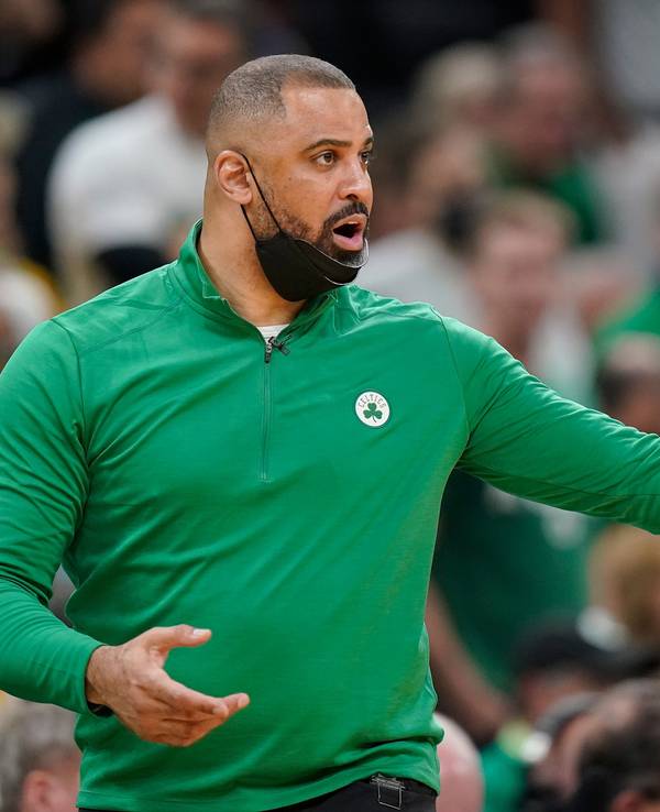 Ime Udoka gestikuliert am Spielfeldrand.
