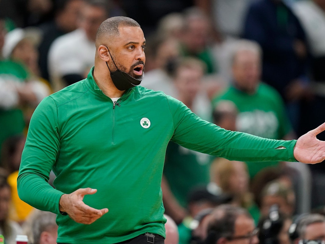 Ime Udoka gestikuliert am Spielfeldrand.