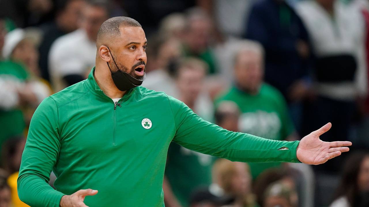 Ime Udoka gestikuliert am Spielfeldrand.