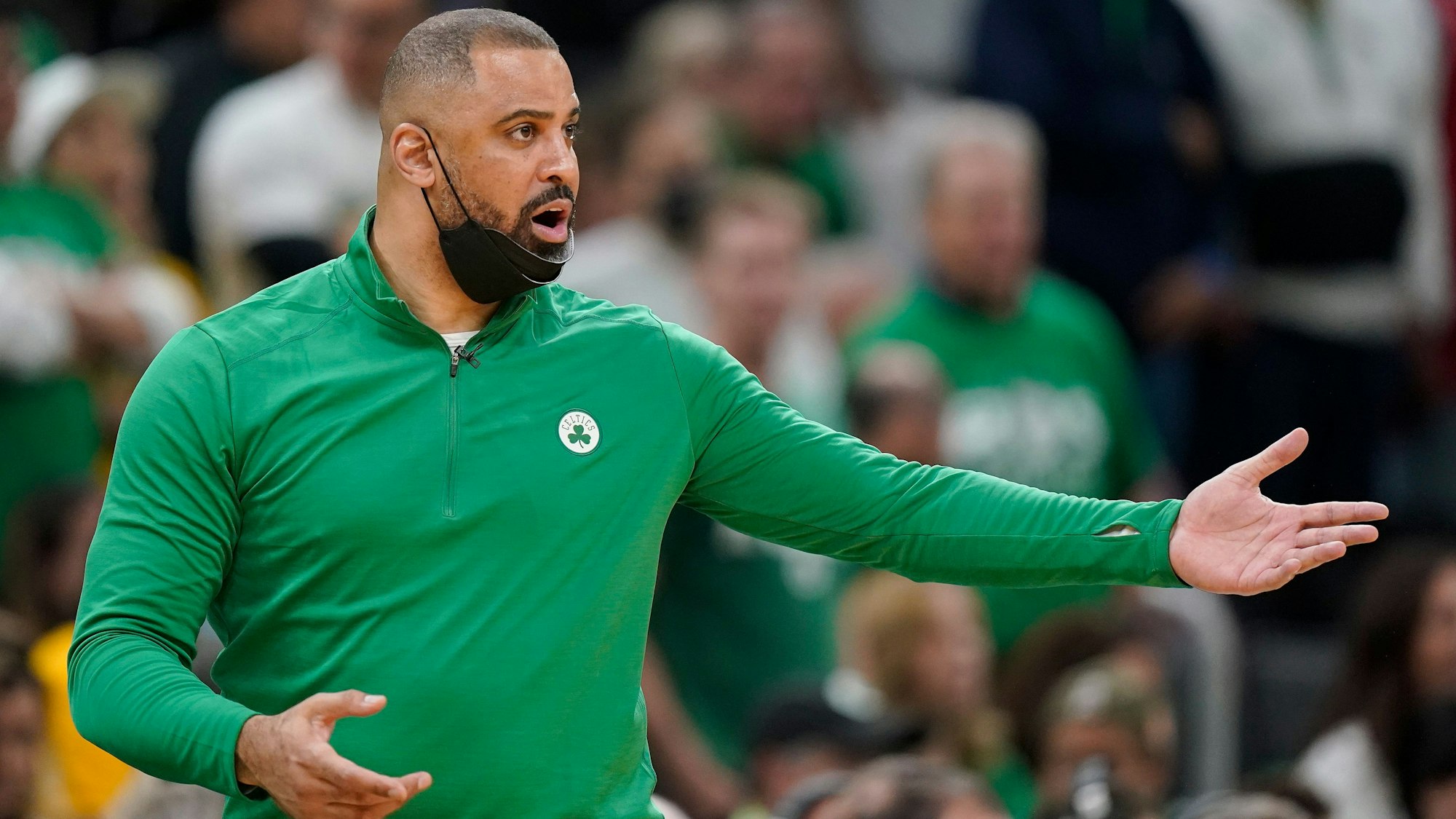 Ime Udoka gestikuliert am Spielfeldrand.