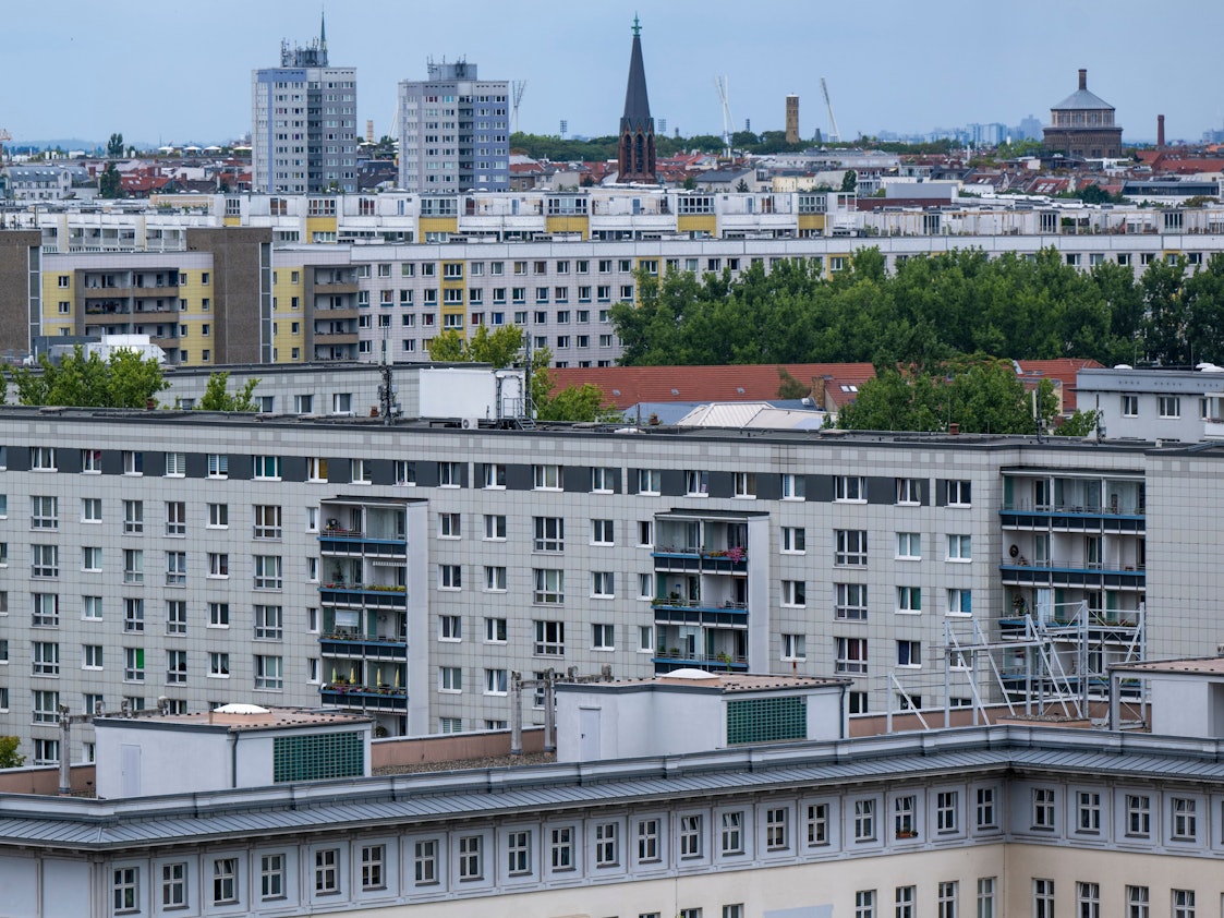 Das Foto zeigt zahlreiche Wohnhäuser in Berlin.