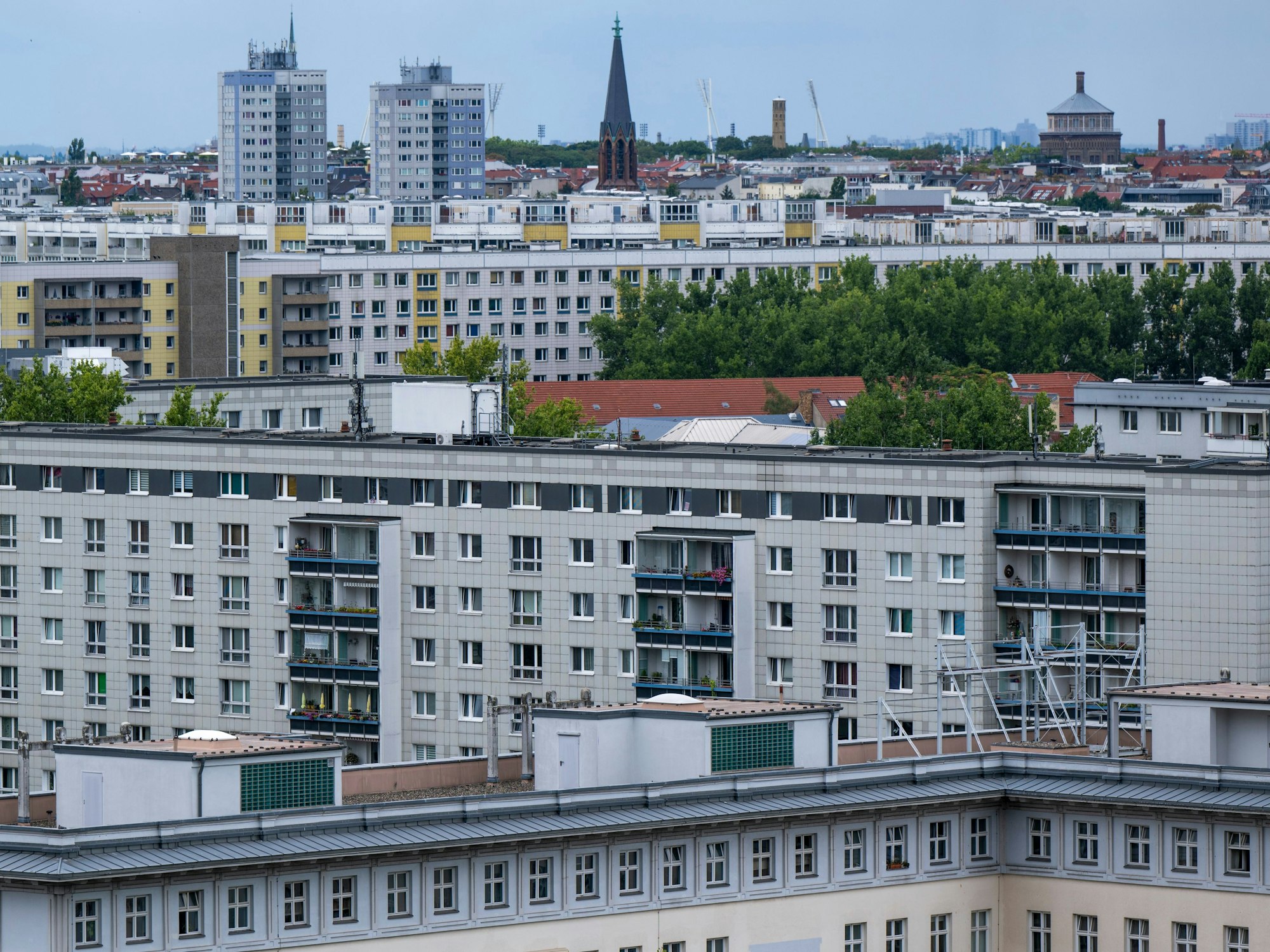 Das Foto zeigt zahlreiche Wohnhäuser in Berlin.