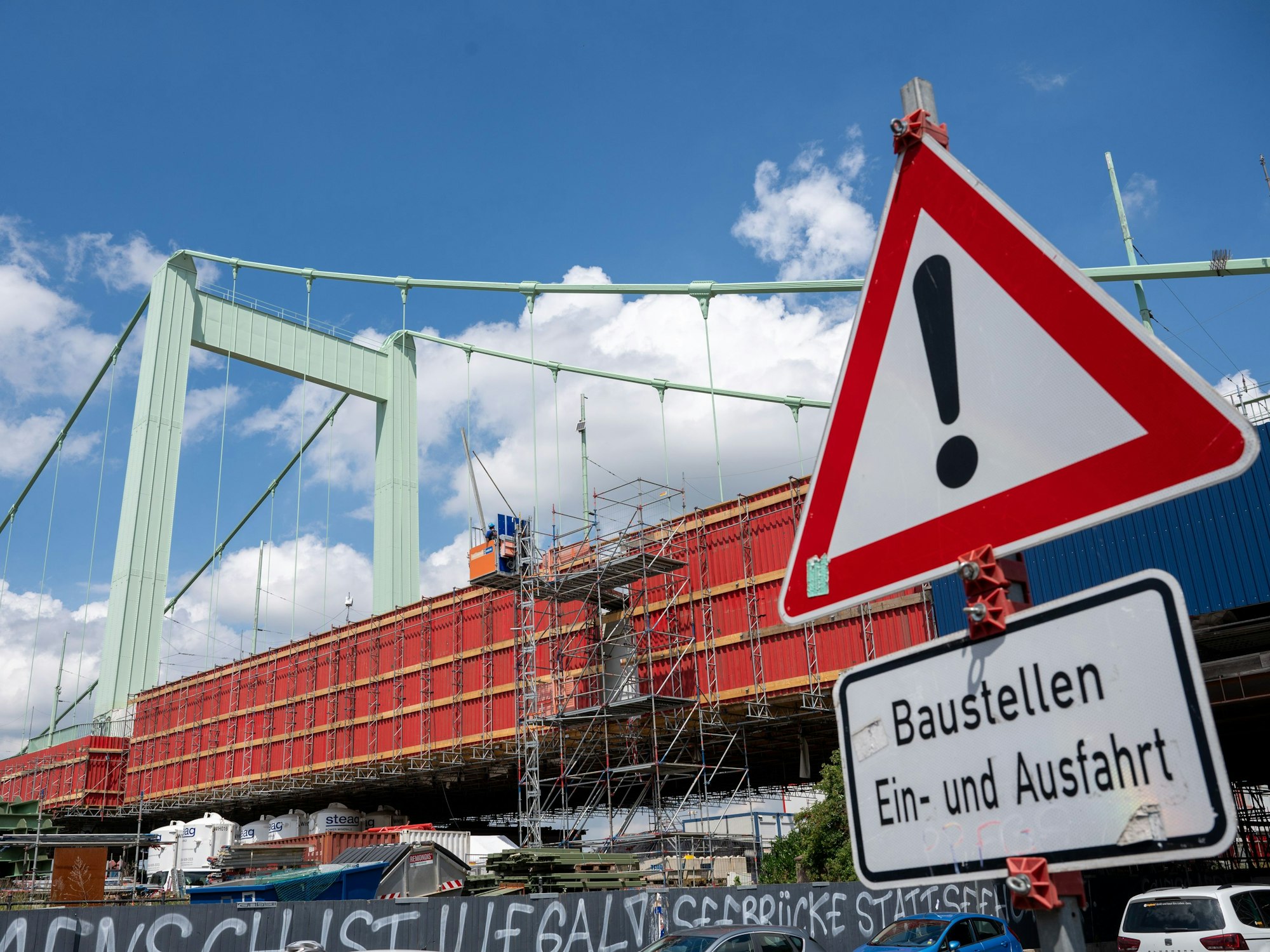 Baustellenschild vor der Mülheimer Brücke in Köln. Die Brücke wird saniert.