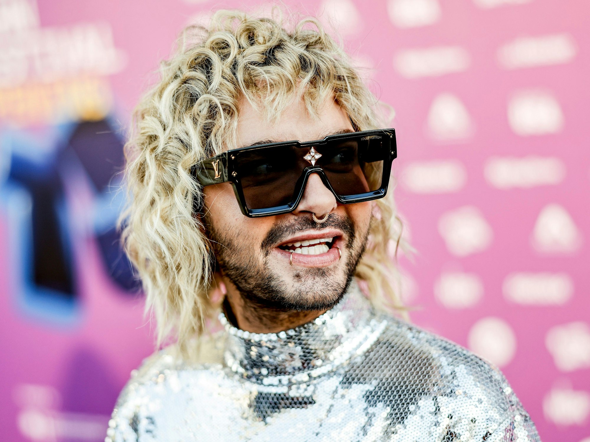 Bill Kaulitz bei der Eröffnung des Reeperbahn-Festivals auf dem roten Teppich.