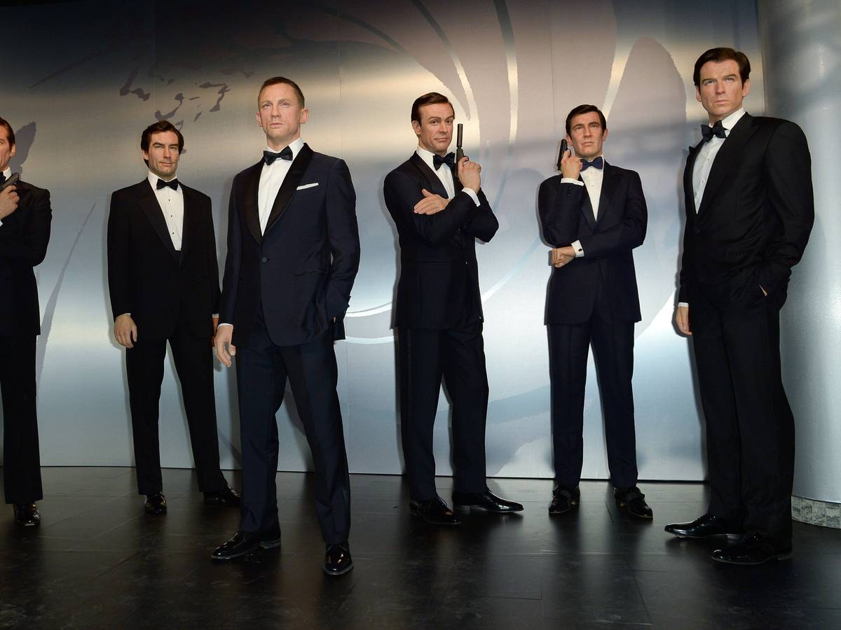 Die Wachsfiguren der Schauspieler Roger Moore (von links), Timothy Dalton, Daniel Craig, Sean Connery, George Lazenby und Pierce Brosnan in der Rolle des James Bond stehen am 4. Oktober 2016 im Madame Tussauds in Berlin.