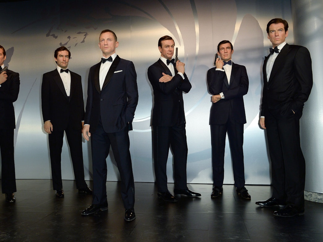 Die Wachsfiguren der Schauspieler Roger Moore (von links), Timothy Dalton, Daniel Craig, Sean Connery, George Lazenby und Pierce Brosnan in der Rolle des James Bond stehen am 4. Oktober 2016 im Madame Tussauds in Berlin.