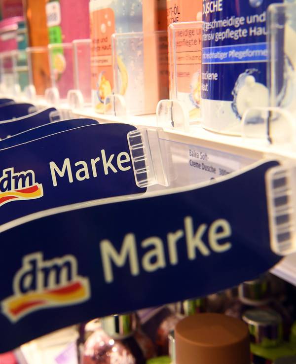 Das Foto zeigt ein Regal mit Produkten in einer Filiale der Drogeriemarktkette dm.