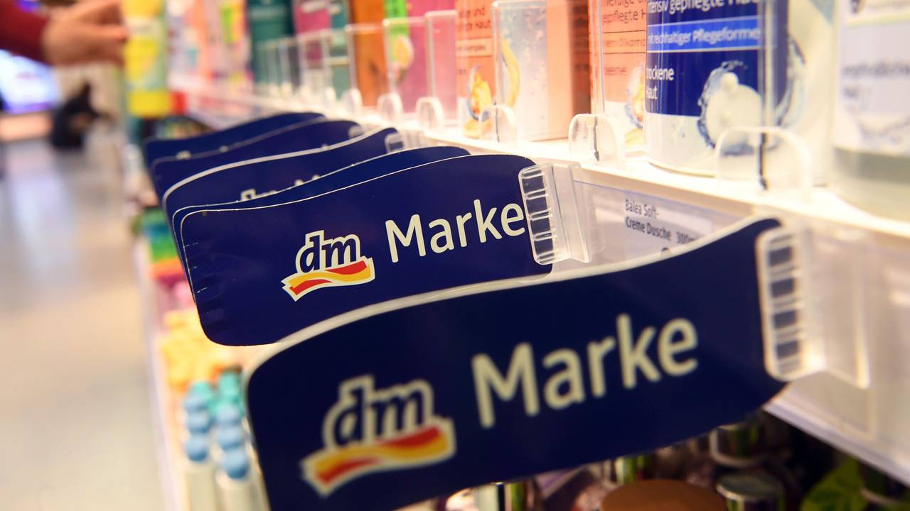 Das Foto zeigt ein Regal mit Produkten in einer Filiale der Drogeriemarktkette dm.