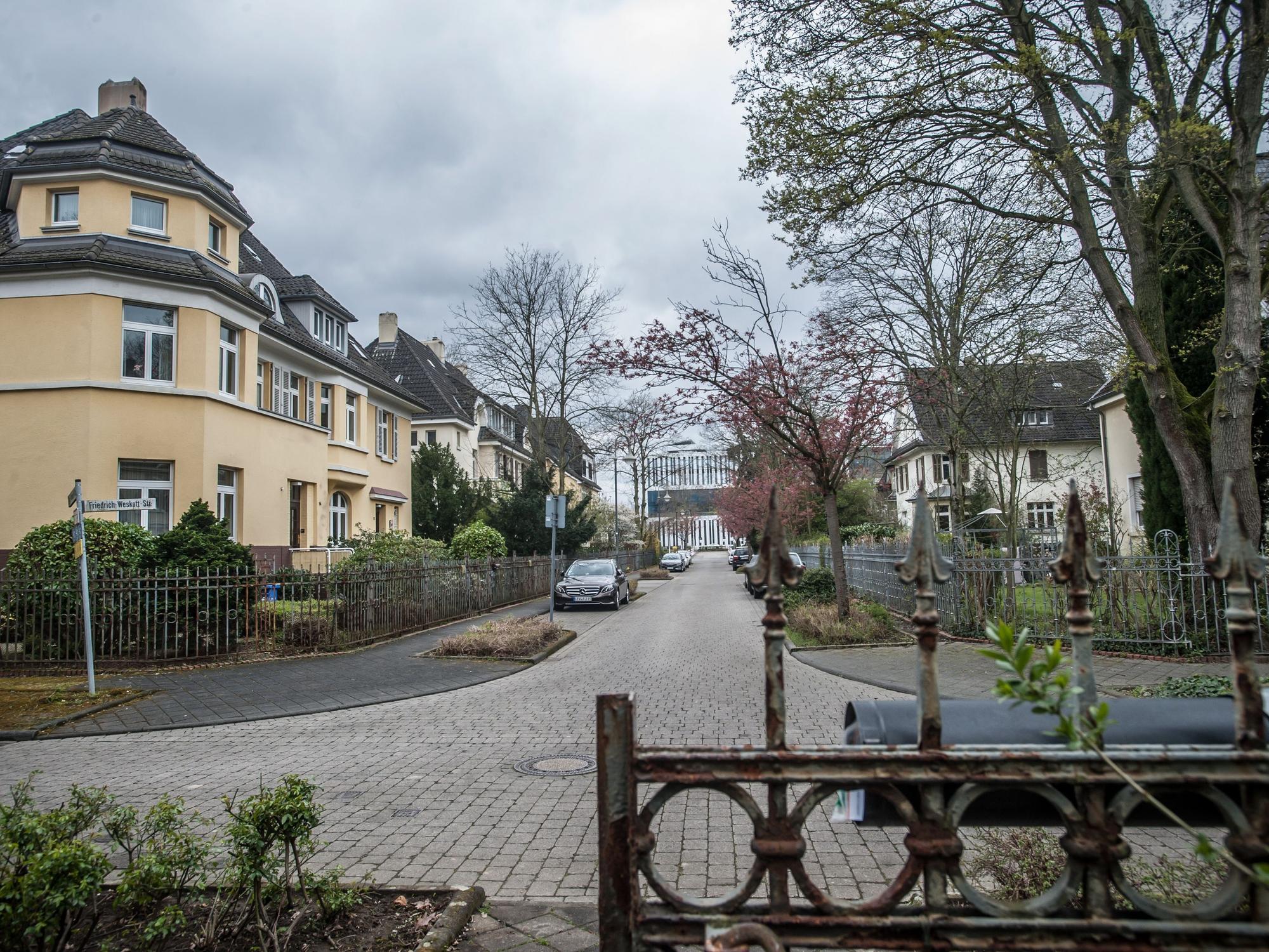 Blick auf den Eingang zu einer Straße, in der historische Häuser stehen.