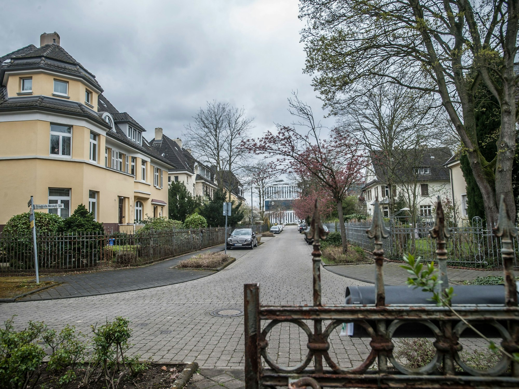 Blick auf den Eingang zu einer Straße, in der historische Häuser stehen.