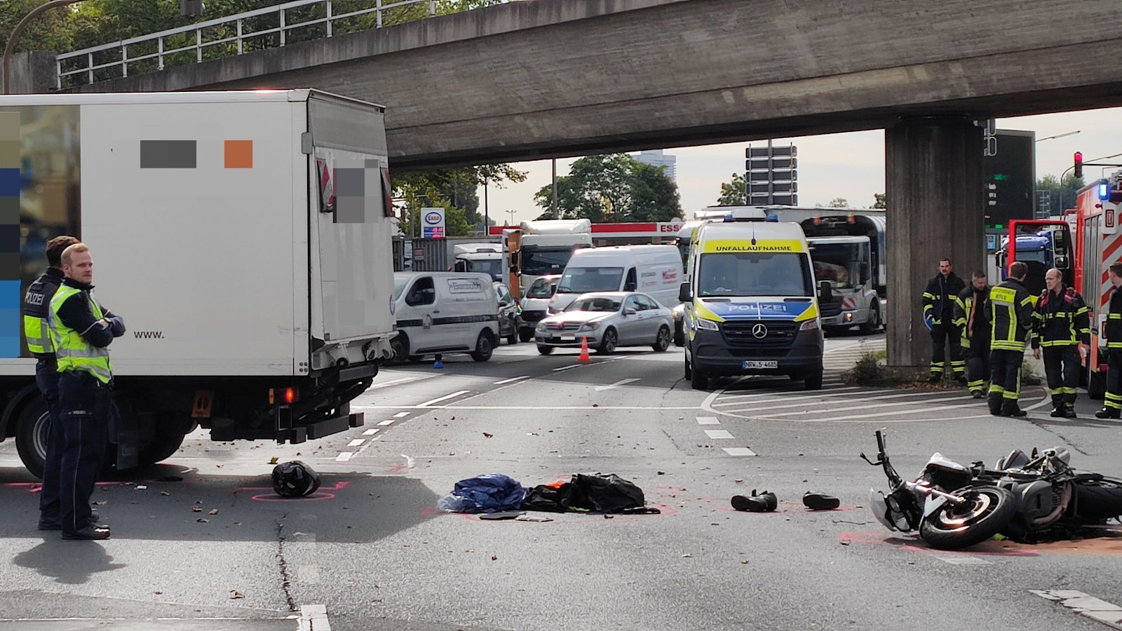 Verkehr staut sich an der Unfallstelle auf der Industriestraße.