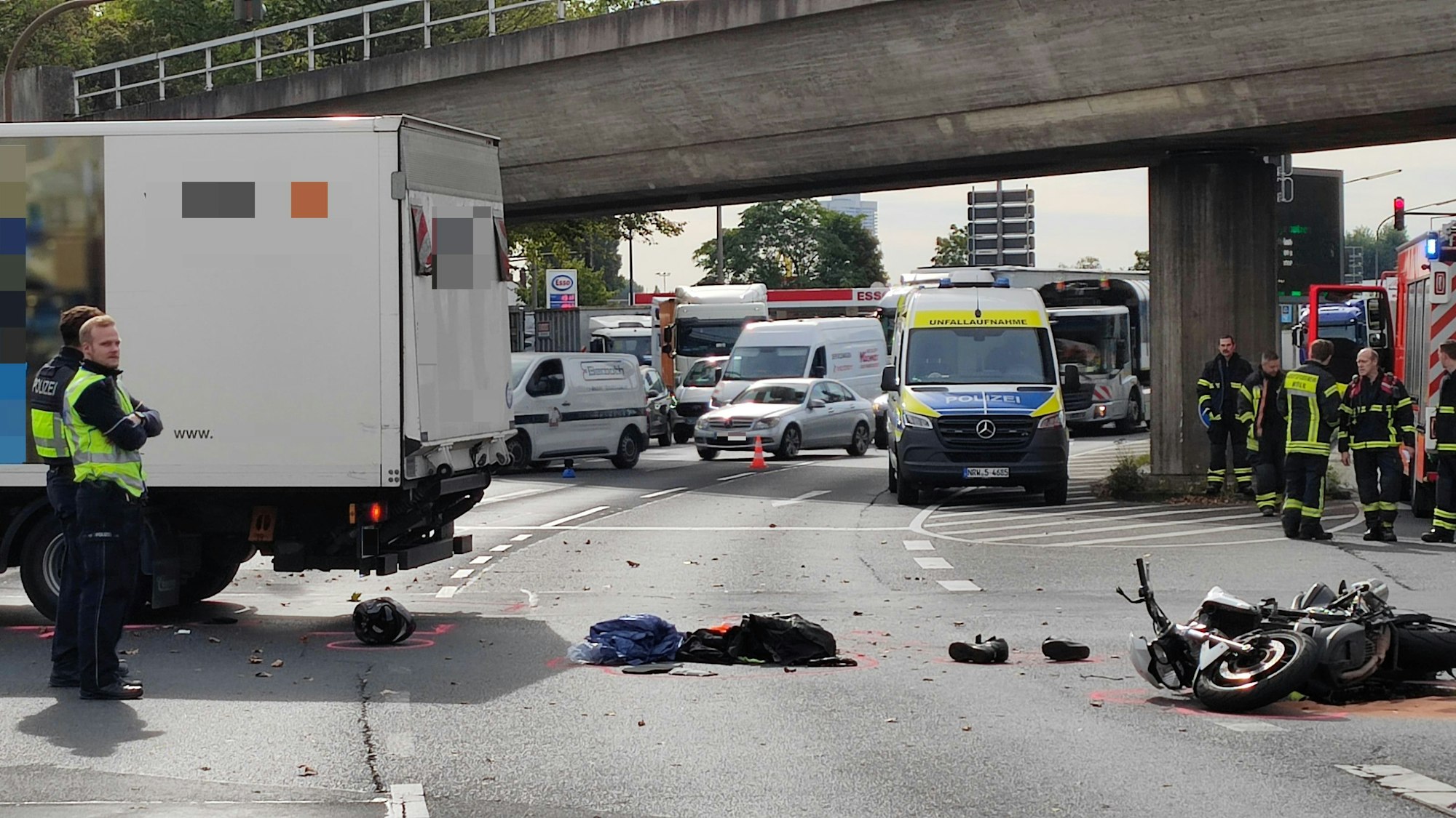 Verkehr staut sich an der Unfallstelle auf der Industriestraße.