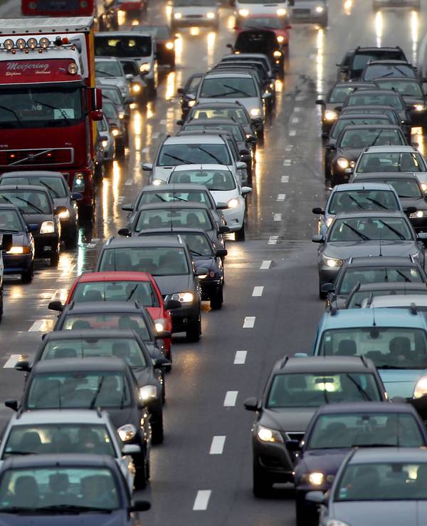 Autos stauen sich auf der A3 bei Köln.