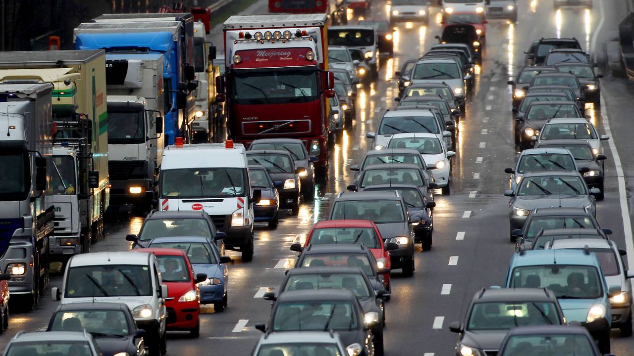 Autos stauen sich auf der A3 bei Köln.