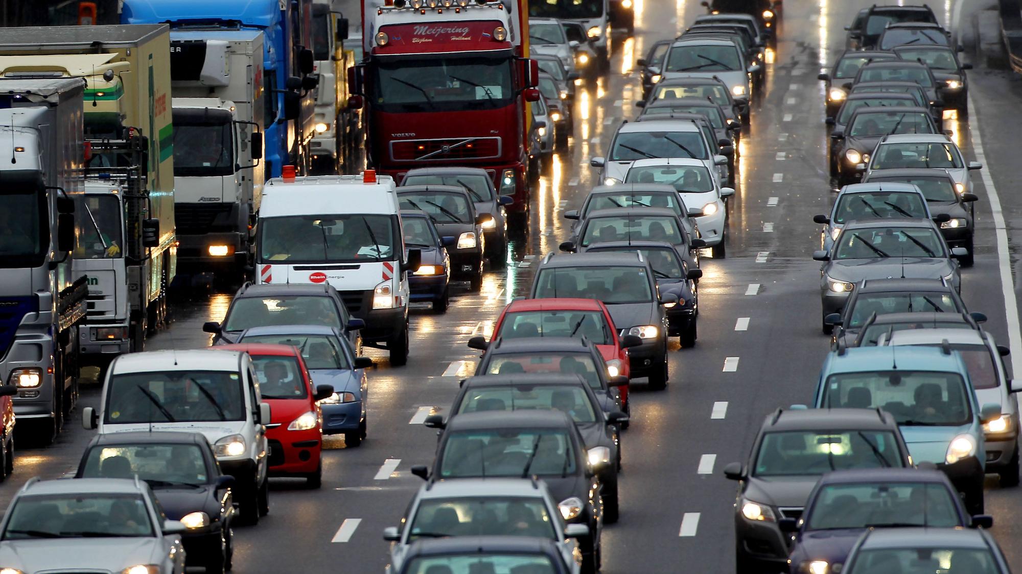 Unter anderem staut sich der Verkehr am Freitag (30. September 2022) auf der A3. Hier ein Symbolfoto vom 26. März 2010.