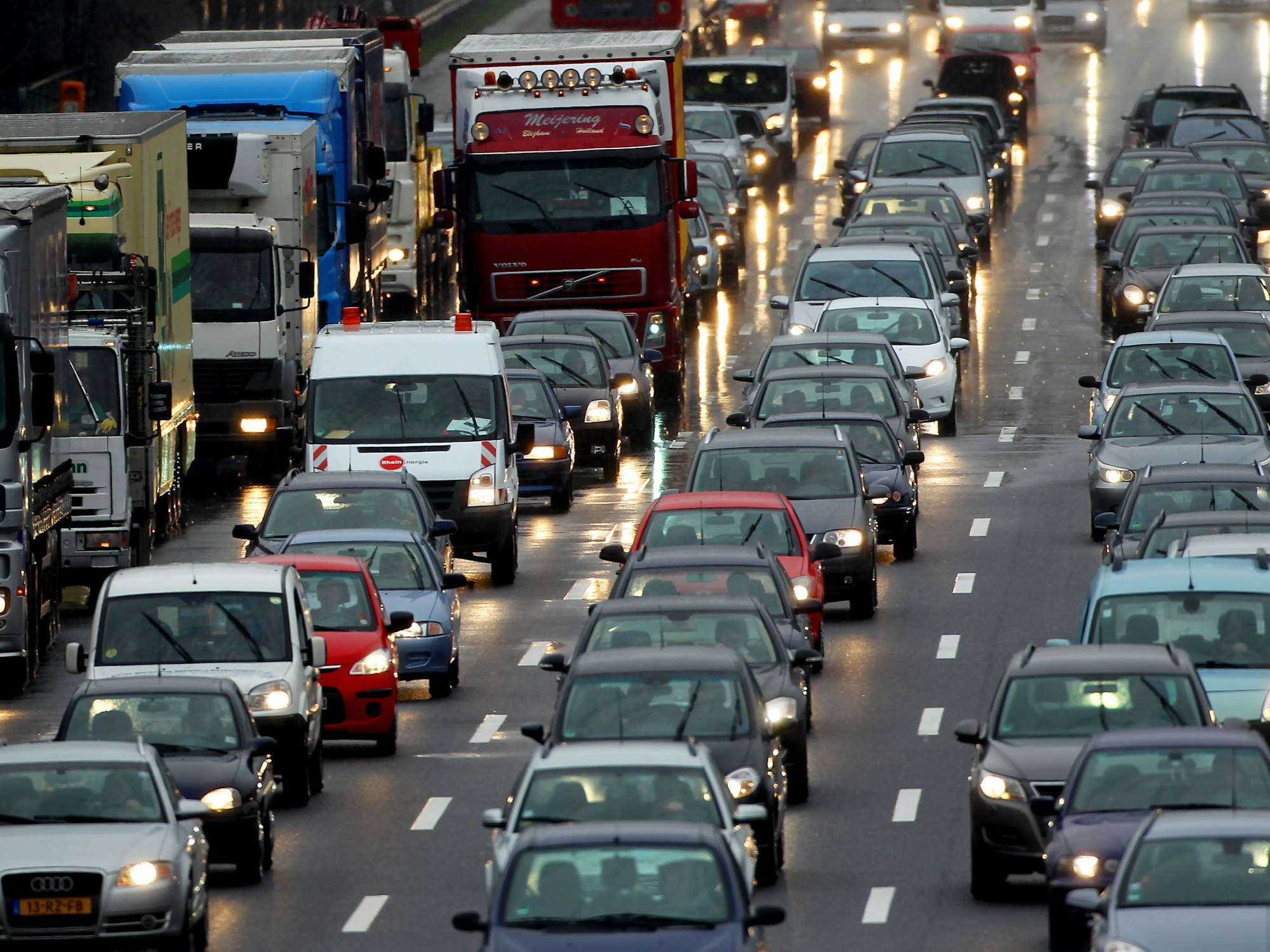 Autos stauen sich auf der A3 bei Köln.