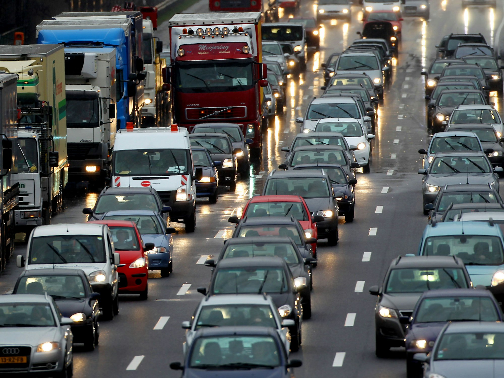 Autos stauen sich auf der A3 bei Köln.