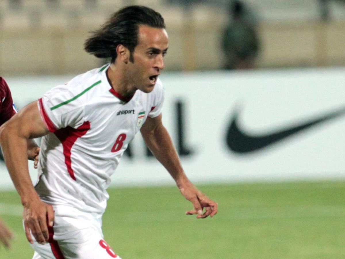 Irans Ali Karimi in Aktion während des Qualifikationsspiels gegen Katar zur FIFA Fussball-Weltmeisterschaft 2014 im Azadi-Stadion in Teheran