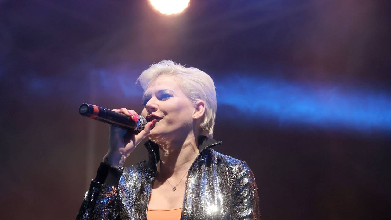 Schlagersängerin Melanie Müller singt auf der Bühne bei einer Autodisco.