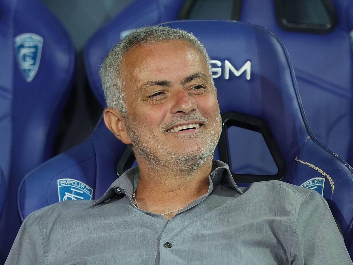 José Mourinho lacht auf der Trainerbank.