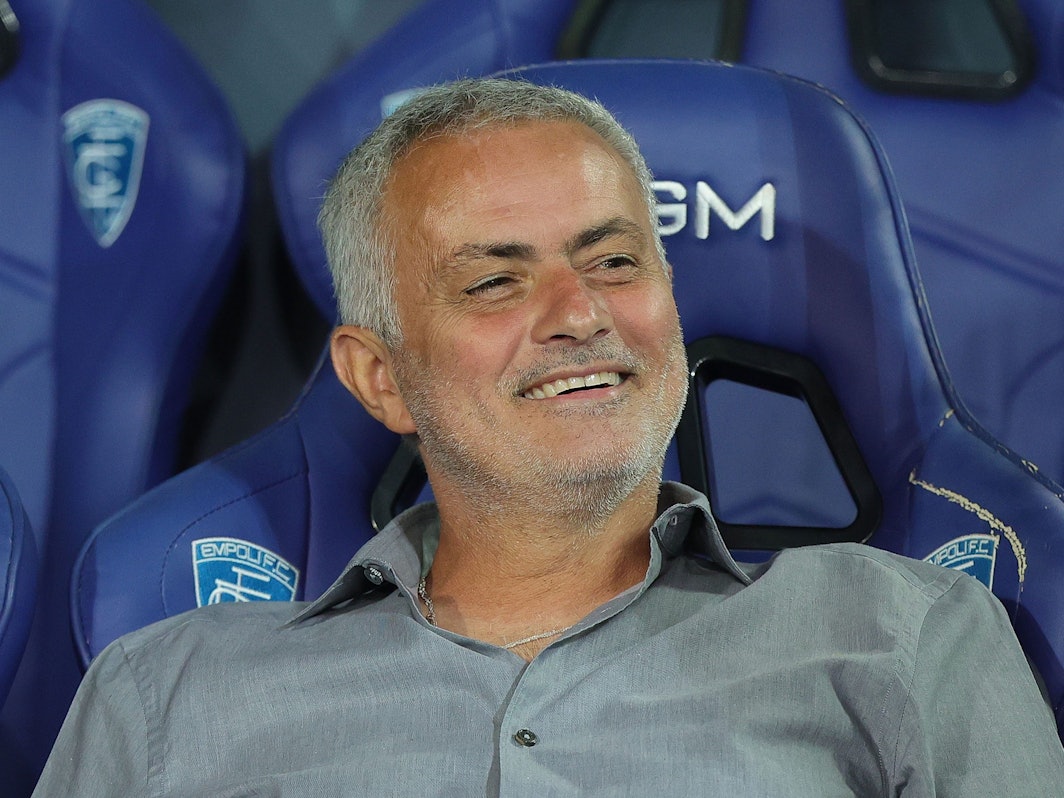 José Mourinho lacht auf der Trainerbank.