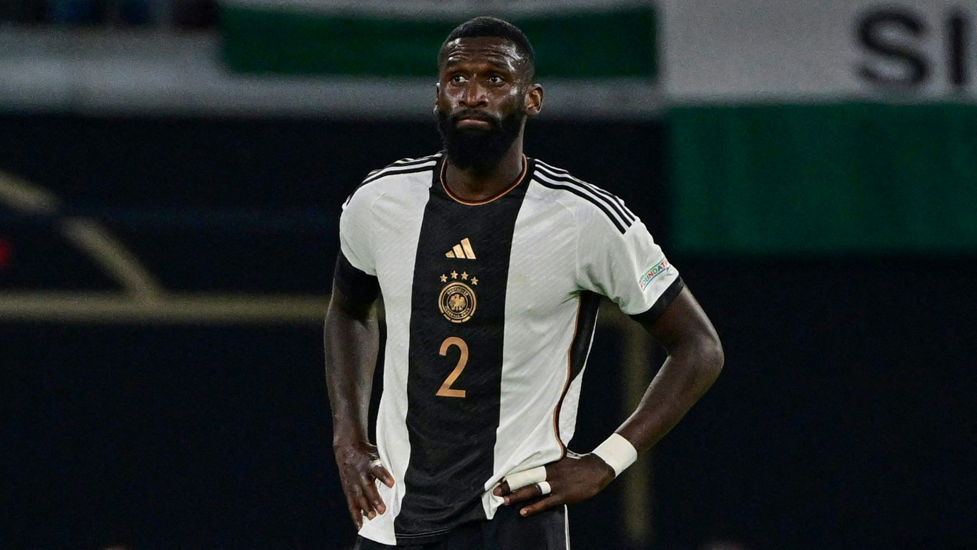 Antonio Rüdiger schaut frustriert.