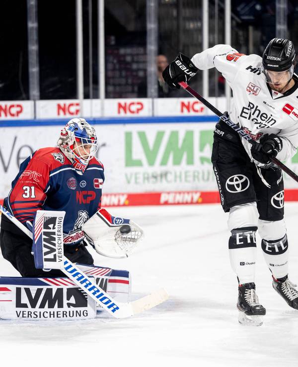 Niklas Treutle (Nürnberg) wehrt einen Schuss von Kölns Louis-Marc Aubry ab.