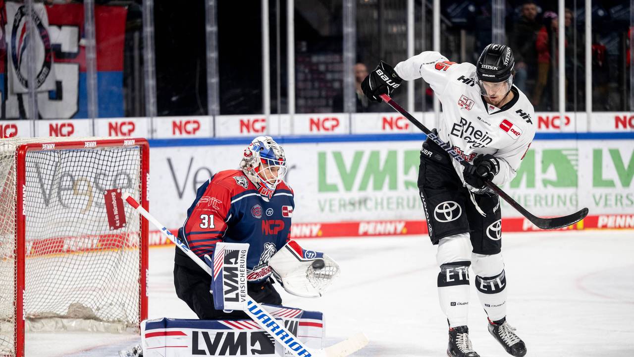 Niklas Treutle (Nürnberg) wehrt einen Schuss von Kölns Louis-Marc Aubry ab.