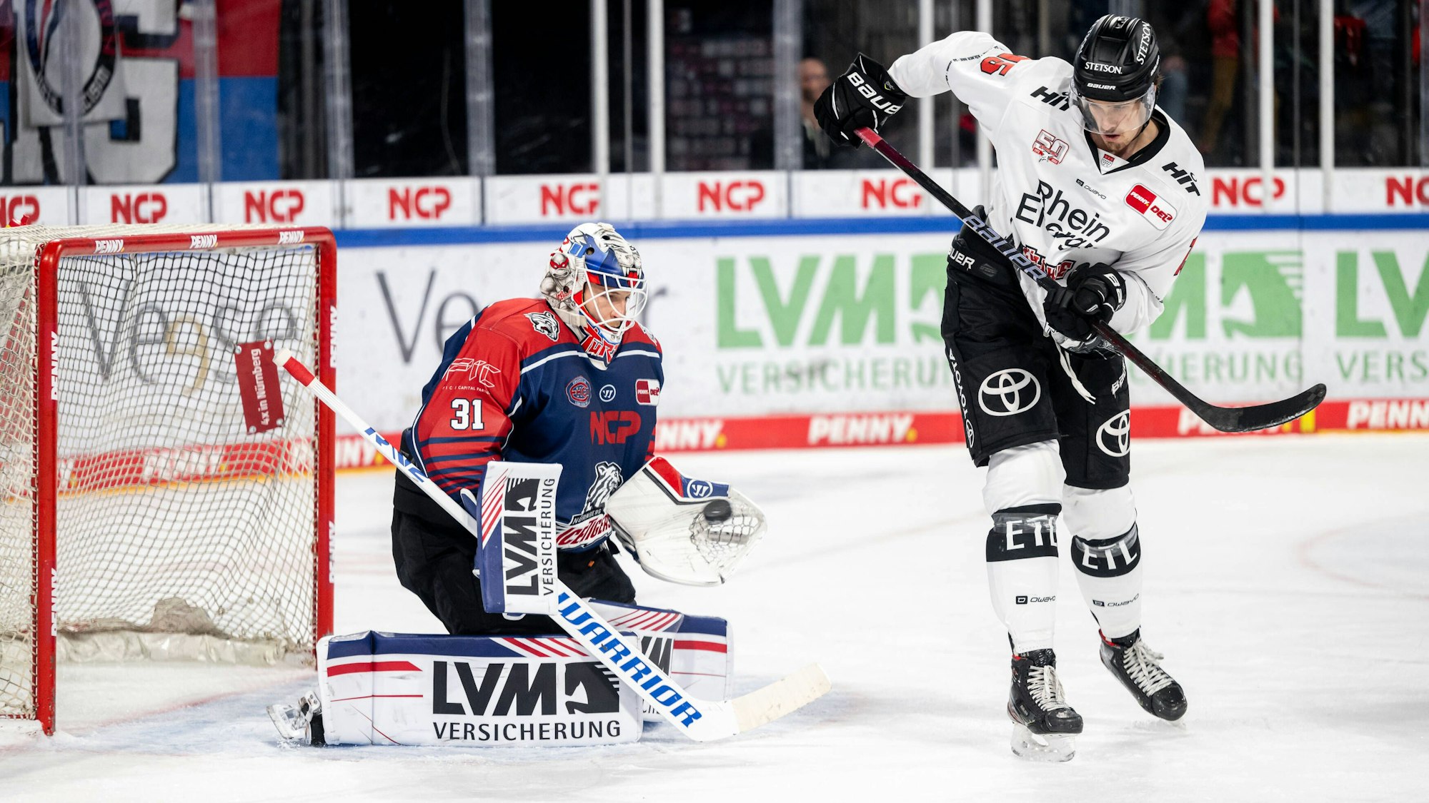 Niklas Treutle (Nürnberg) wehrt einen Schuss von Kölns Louis-Marc Aubry ab.