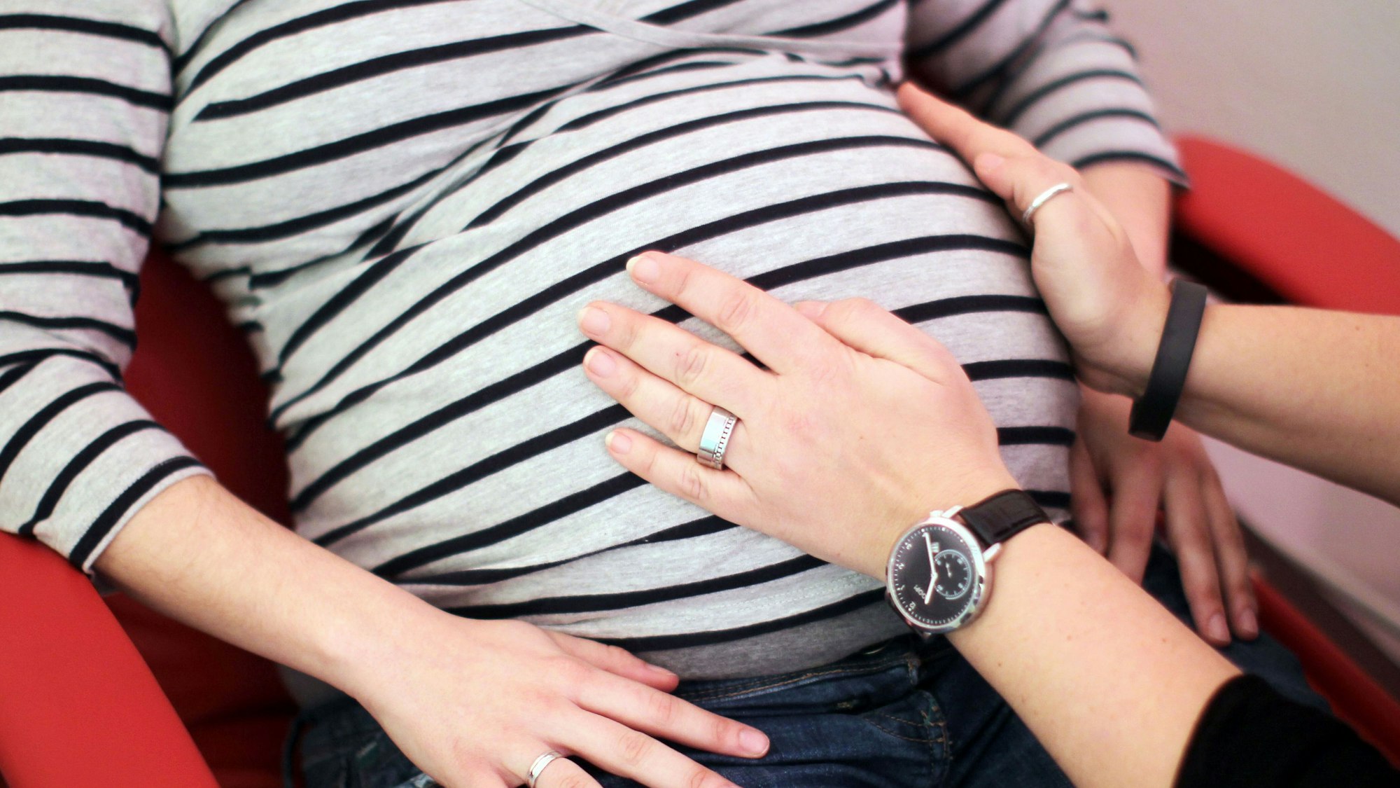 Unser Symbolbild zeigt eine schwangere Frau mit Babybauch.