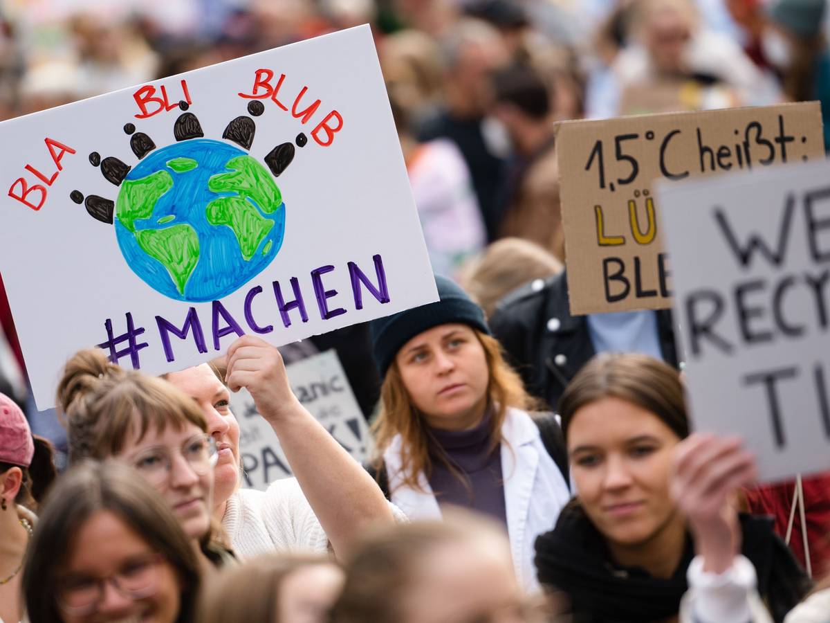 Demonstranten mit Plakaten ziehen beim Klimastreik durch Köln. Die Klimaschutzbewegung Fridays for Future hatte für diesen Freitag zu einem weltweiten Klimastreik aufgerufen.