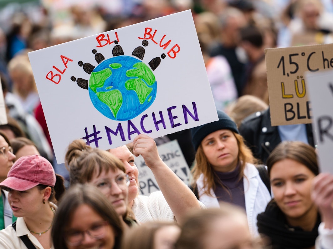 Demonstranten mit Plakaten ziehen beim Klimastreik durch Köln. Die Klimaschutzbewegung Fridays for Future hatte für diesen Freitag zu einem weltweiten Klimastreik aufgerufen.