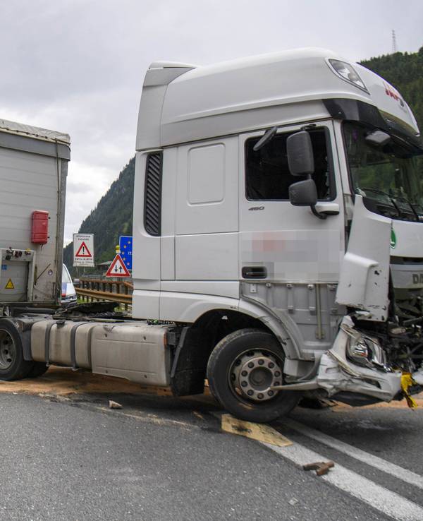Unser undatiertes Symbolfoto zeigt einen verunfallten Lastwagen auf der Brenner-Autobahn. Auf der A42 in Nordrhein-Westfalen ist es zu einem tragischen Unfall gekommen – dabei starb ein Motorradfahrer.