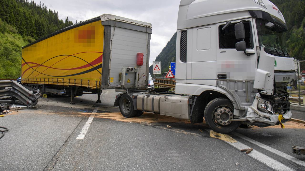 Unser undatiertes Symbolfoto zeigt einen verunfallten Lastwagen auf der Brenner-Autobahn. Auf der A42 in Nordrhein-Westfalen ist es zu einem tragischen Unfall gekommen – dabei starb ein Motorradfahrer.