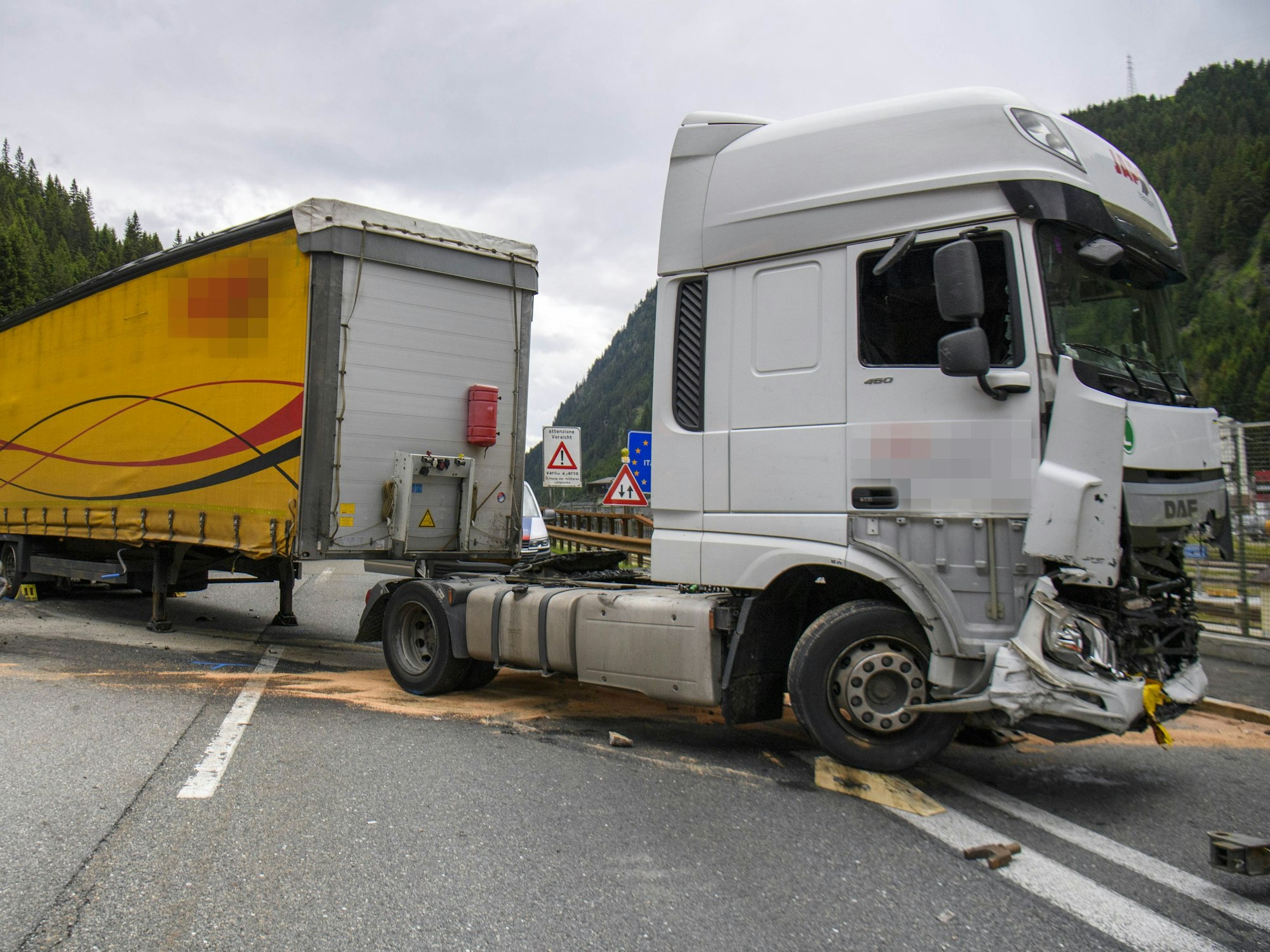 Unser undatiertes Symbolfoto zeigt einen verunfallten Lastwagen auf der Brenner-Autobahn. Auf der A42 in Nordrhein-Westfalen ist es zu einem tragischen Unfall gekommen – dabei starb ein Motorradfahrer.